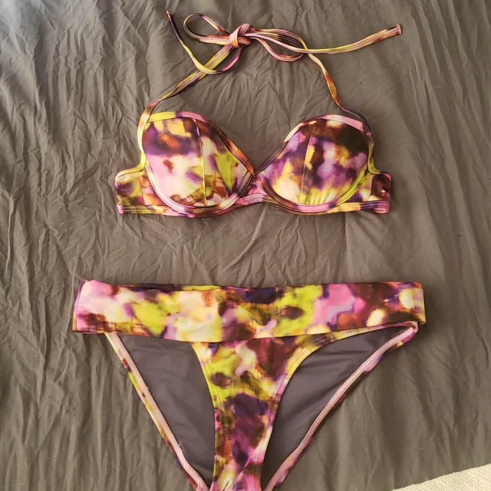 Bikini - Picture 1 of 1